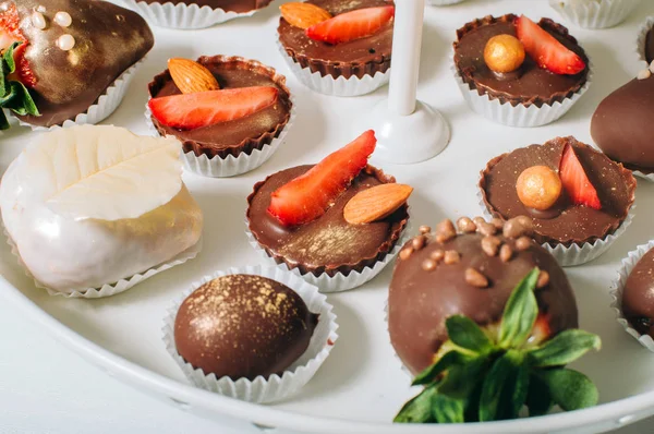 Bonbons décorés avec fraise, or comestible, riz soufflé et al — Photo