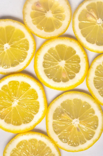 Feche as fatias de limão amarelo fresco — Fotografia de Stock
