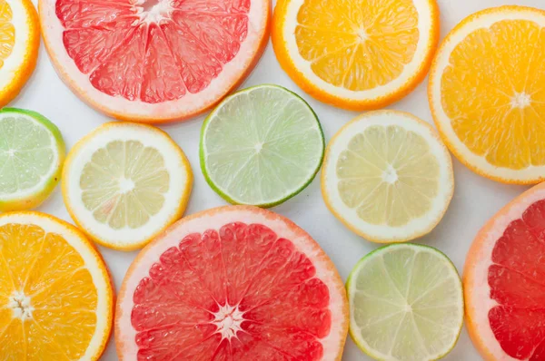 Close up de laranja fresca, toranja, limão e fatias de limão — Fotografia de Stock
