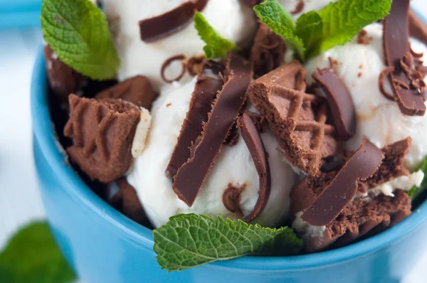 Närbild av vaniljglass bollar täckta med choklad biscu — Stockfoto