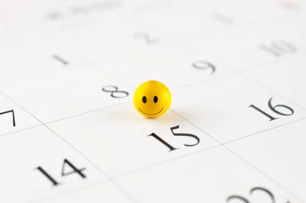 Zbliżenie drewniane koraliki z rysunkiem szczęśliwe emocje w kalendarzu pa — Zdjęcie stockowe
