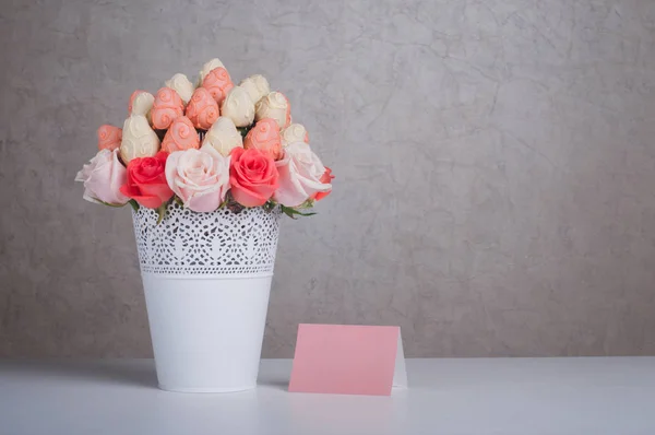 Świeża truskawka pokryta różową i białą czekoladą z różą — Zdjęcie stockowe