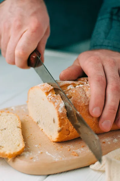 Erkek kesme buğday ekmek eller 