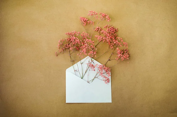 Postal envelope with pink flowers inside — Stock fotografie