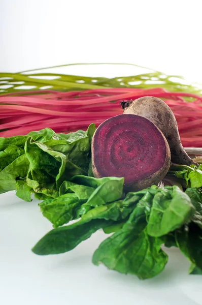 Spinat and beet raw italian pasta and its natural vegetable dyes — Zdjęcie stockowe