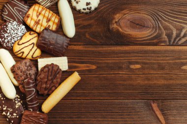 Tahta sırtta çikolatayla kaplı bisküvi çeşitleri.