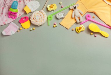 Gri arkaplanda bebek aksesuarları 