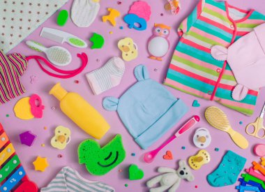 Mor arka planda bebek aksesuarları