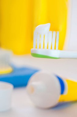 Diş macunlu ilk bebek diş fırçası.