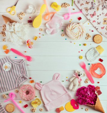 Bebek partisi arka planı, bebek kıyafetleri, aksesuarlar ve... 