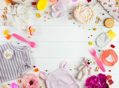 Beyaz ahşap arka planda bebek partisi aksesuarları