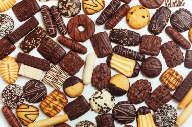 Süt, koyu ve beyaz c ile kaplı karışık bisküvilerin arka planı