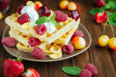 Böğürtlenli Belçika waffle 'ı, krem şanti ve rendelenmiş çikolata.
