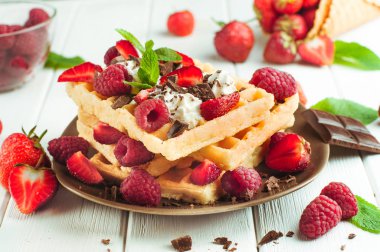 Ahududu, çilek, krem şantili Belçika waffle 'ı.