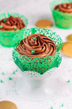 Yeşil şeker parçacıklı çikolatalı kekler.