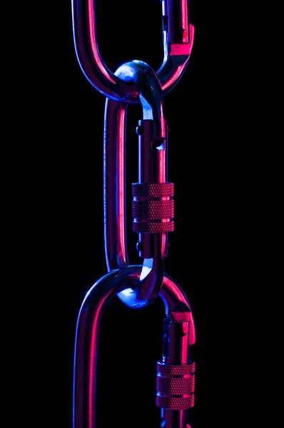 Řetězy kovových karabin na černém pozadí — Stock fotografie
