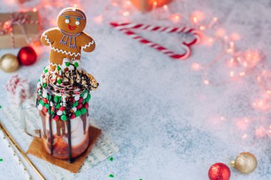 Parti arka planında Noel ucubeleri için boş yer var.