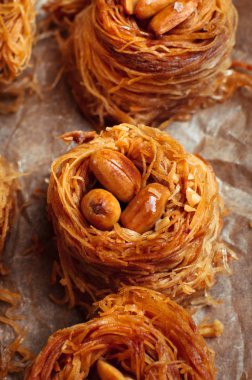 Geleneksel Türk tatlı baklavasına yakın çekim 