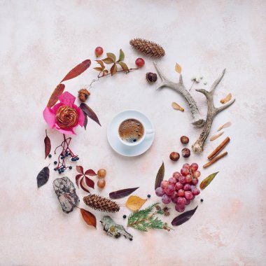 Ortasında bir fincan kahve olan doğal gözaltına alınmaların bileşimi