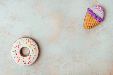 Bej arka planda donut ve dondurma külahlı kurabiyeler