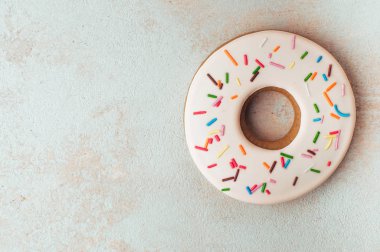 Bej arka planda zencefilli çörek ve fotokopi alanı 