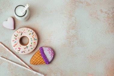 Donut, dondurma külahı ve bir şişe sütlü kalp kurabiyesi.