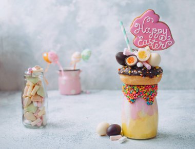 Paskalya ucubesi, paskalya tavşanlı zencefilli çörekle süslenmiş.