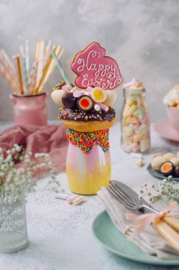 Paskalya ucubesi, Paskalya tavşanlı zencefilli çörekle süslenmiş.