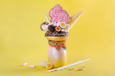 Paskalya ucubesi, üstünde Paskalya tavşanı zencefilli ekmekle süslenmiş.