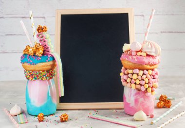 Ucube, siyah tahtanın yanında, üzerinde fotokopi spac olan çöreklerle sallanıyor.