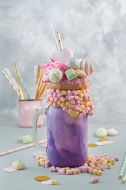 Donut ve grili sırtüstü lokum karışımı.