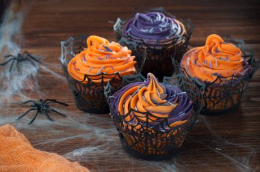 Cadılar Bayramı kekleri ahşap masa üzerinde ağ ve s ile kaplı