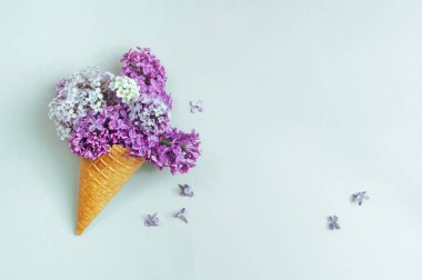 Leylak çiçekli dondurma külahı.