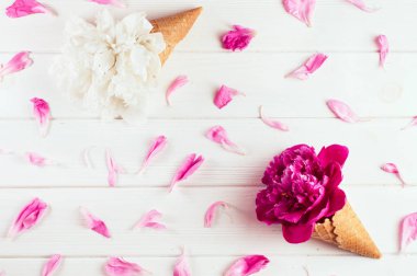 Şakayık çiçekli dondurma külahları.