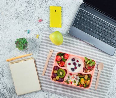 Beslenme çantasını aç, sağlıklı bir öğle yemeği ve Grey Ba 'da boş bir defter.