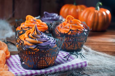 Cadılar Bayramı çörekleri ahşap masa üzerinde ağ ile kaplı.