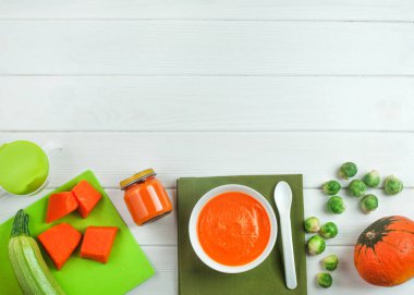 Tabakta kabaktan yapılmış püre ve beyaz ahşap arka Grou kavanozu