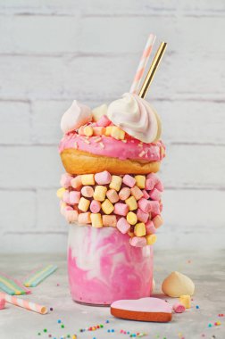 Gri arkaplanda donut ile ahududu sallaması.