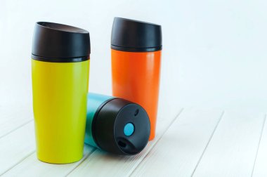 Beyaz ahşap masada üç kahve fincanı.