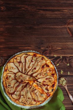 Köy ahşap masa üzerinde peynirli armut turtası.