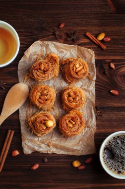 Kahve ve balın yanında Türk tatlı baklavası