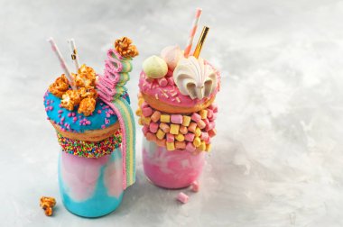 Gri arka planda iki renk manyağı üstüne donut sallıyor. 