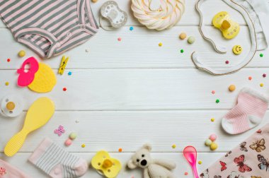 Fotokopi alanı beyaz ahşap zemin üzerinde bebek aksesuarları