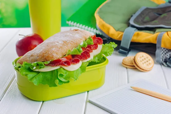 Cierre de la caja de almuerzo con sándwich y bolígrafo en la mesa de oficina — Foto de Stock