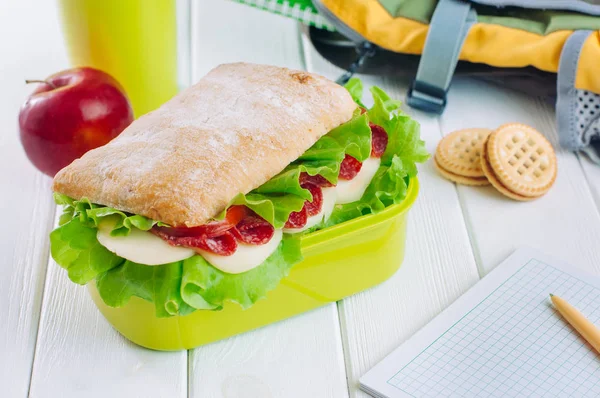 Cierre de la caja de almuerzo con sandwich en la mesa de madera blanca. — Foto de Stock