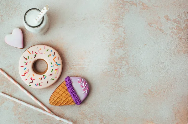 Donut, dondurma külahı ve bir şişe sütlü kalp kurabiyesi.