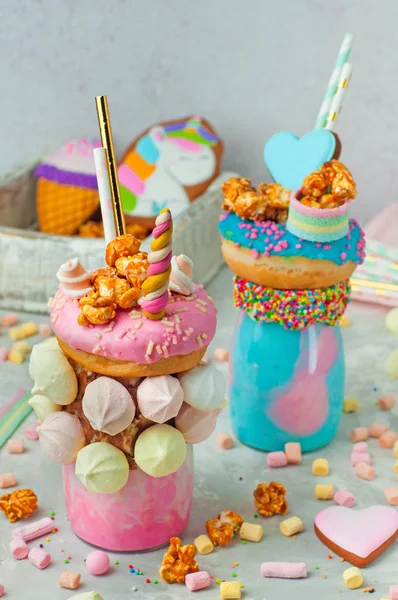 Gri sırtında donut, patlamış mısır ve marmelatla garip titreşimler.