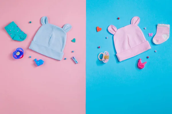 Grappige baby caps met oren over roze en blauwe achtergrond — Stockfoto