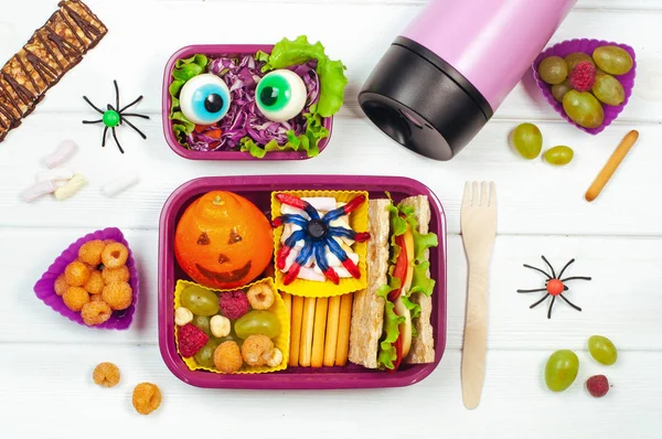 Cama de almuerzo de Halloween con almuerzo escolar en madera blanca. — Foto de Stock