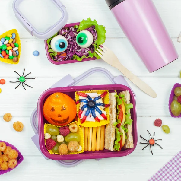 Pudełko na lunch Halloween ze szkolnym obiadem z kanapką, owocami i — Zdjęcie stockowe